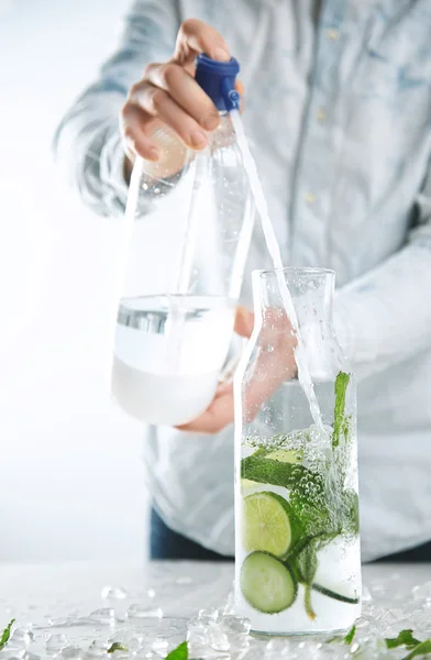 Cantinero vierte agua con gas para hacer limonada de refresco — Foto de Stock