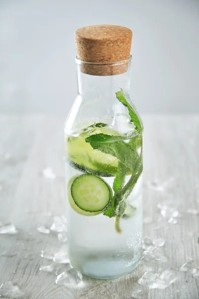 Пляшка, наповнена холодним свіжим лимонадом огірків — стокове фото