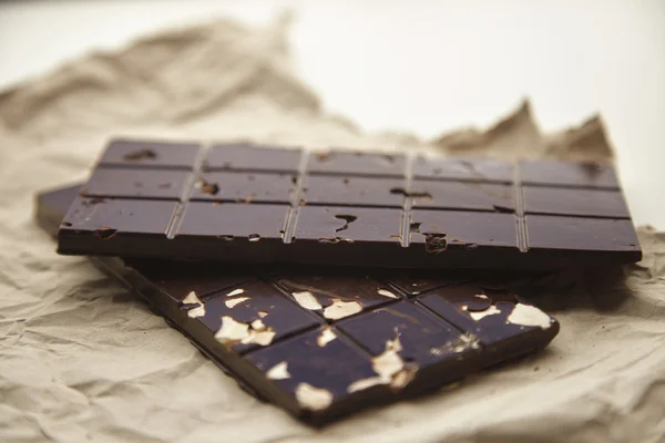 Diferentes barras de chocolate rústico — Fotografia de Stock