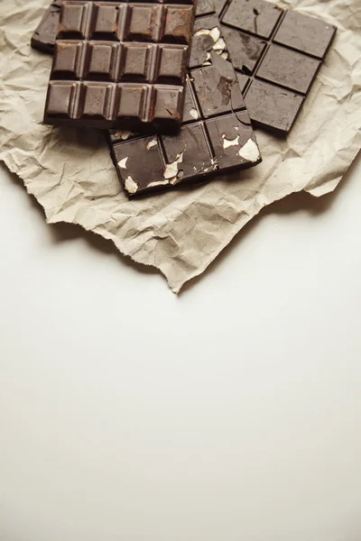 Barras de chocolate naturais orgânicos em papel artesanal — Fotografia de Stock