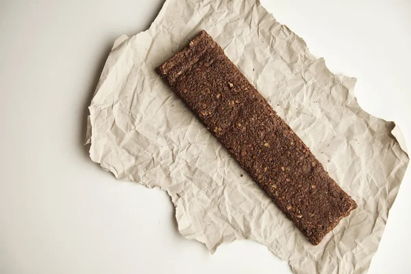 Barre de chocolat santé fraîchement cuite avec des baies — Photo