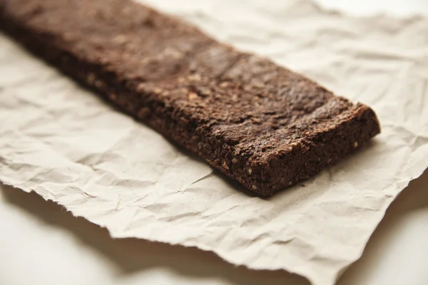 Barre de chocolat rustique fraîchement cuit avec des baies — Photo