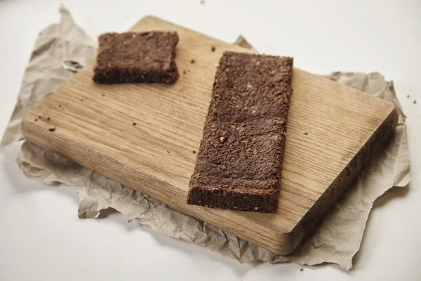 çilek ve öğütülmüş fındık ile çikolata bar 