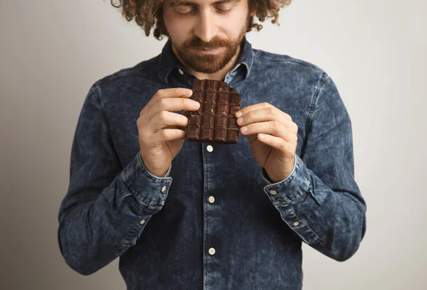 Rizado feliz hombre sostiene chocolate — Foto de Stock