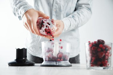 Adam odaklanmış blender potdondurulmuş çilek ekler 