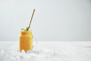 mango, ananas, muz smoothie ile kavanoz