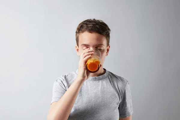 Schöne sportliche Frau trinkt Saft — Stockfoto