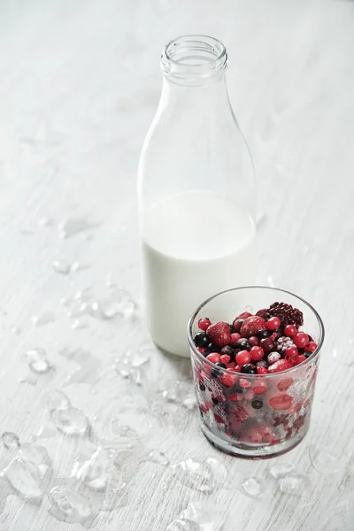 Botella con leche con bayas congeladas — Foto de Stock