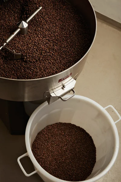 Chicchi di caffè aromatici e scuri appena sfornati — Foto Stock