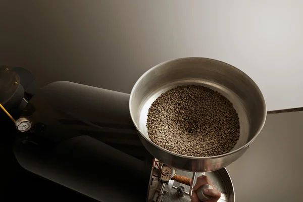 Koffiebonen roosteren in de beste machine — Stockfoto