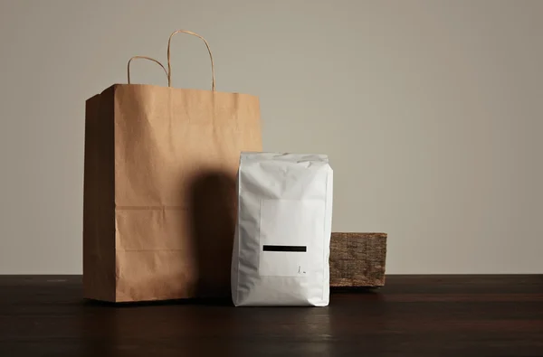 Gran bolsa hermética blanca con bolsa de papel — Foto de Stock