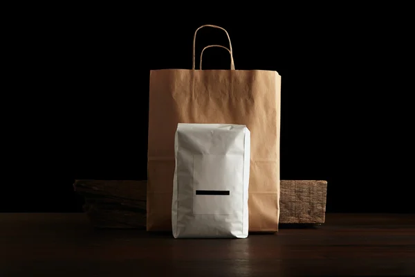 Grande sacchetto ermetico bianco con sacchetto di carta — Foto Stock