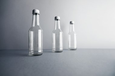 İçecekler için üç boş mühürlü cam şişe