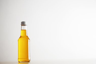 elma limonata ile şişe 