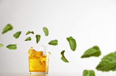 Şeffaf cam içinde Splash taze limonata