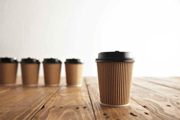 Een gerichte koffiekop voor ongerichte anderen — Stockfoto