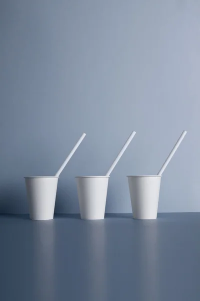 Tres tazas de papel blanco para llevar —  Fotos de Stock