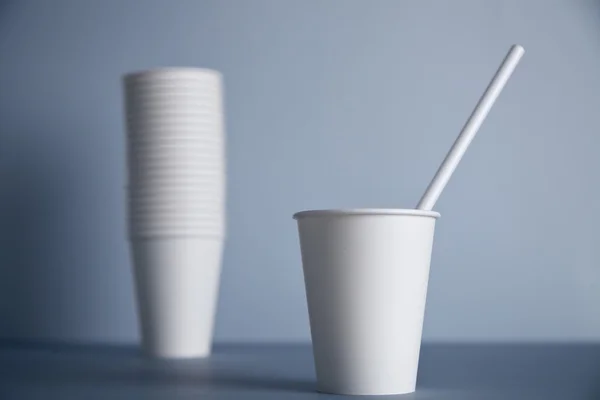 Tazza di carta bianca senza tappo con paglia da bere — Foto Stock