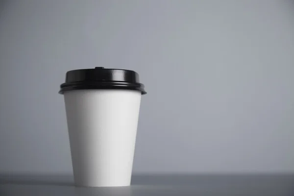 Tasse en papier blanc avec capuchon noir — Photo