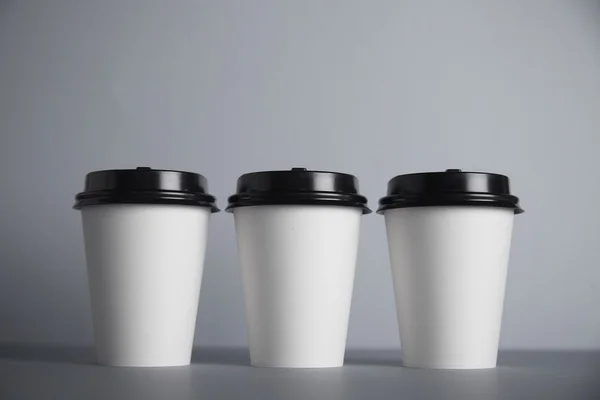Три зосереджені чашки з білого паперу — стокове фото