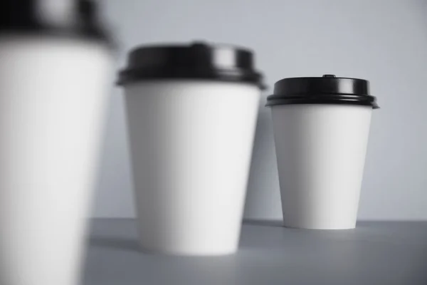 Drie take-away White paper cups — Stockfoto