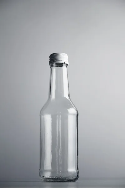 Címke nélküli üvegátlátszó palack kiürítése — Stock Fotó