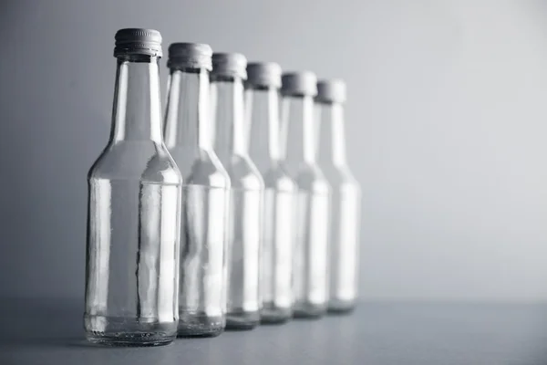 Neoznačené prázdné průhledné láhve — Stock fotografie