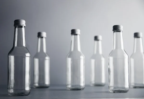 Boş cristal etiketsiz şişe seti — Stok fotoğraf