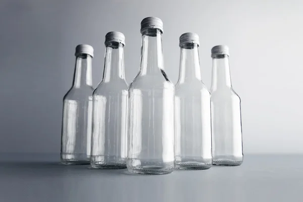Conjunto de cristais brilhantes garrafas de vidro transparente — Fotografia de Stock