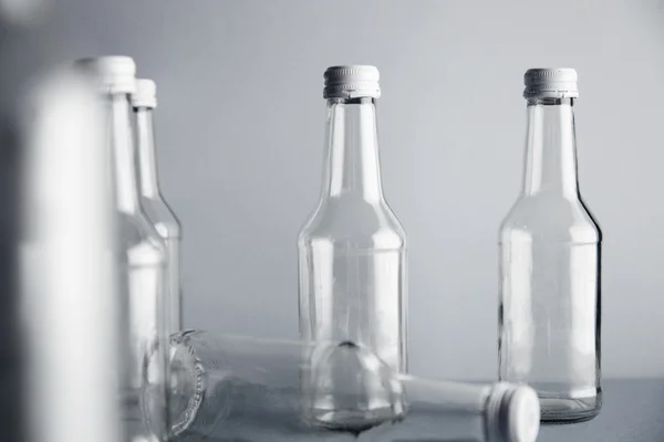 Boş berrak cam şişeler — Stok fotoğraf