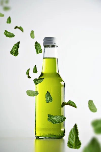 Limonada verde fria fresca em garrafa — Fotografia de Stock