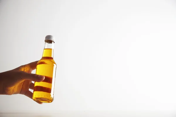 Hand bietet Flasche mit Erfrischungsgetränk an — Stockfoto