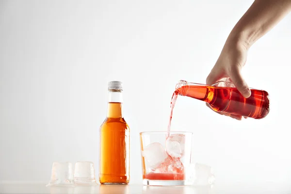 Hand gießt Beerenmost ins Glas — Stockfoto