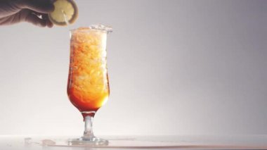 limon aperol içecek ile el süsler