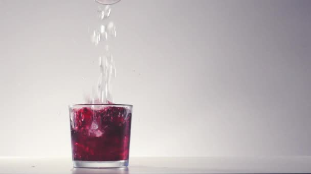 Glace écrasée cubes tombent dans le verre avec du vin — Video