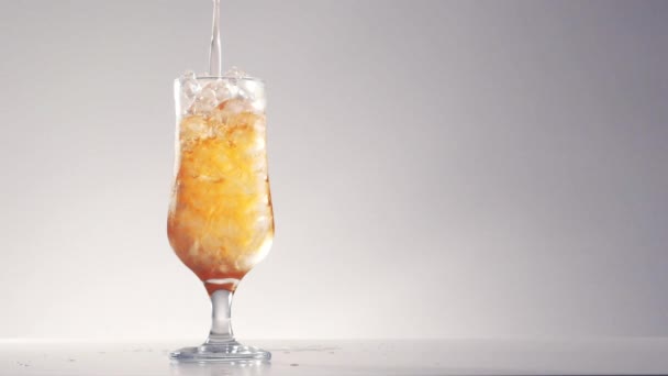 Bebida aperol se vierte en vidrio de bola alta — Vídeos de Stock