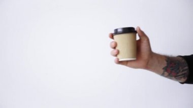 el kağıt bardak ile sağ taraftan görünür