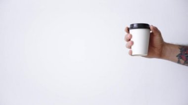 el kağıt bardak ile sağ taraftan görünür