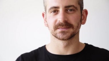 Kağıt bardaktan adam içecekler