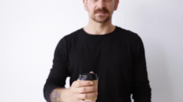 Chlapík ukazuje na šálek hnědého papíru — Stock video