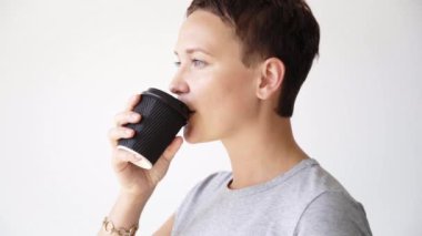 kız kağıt bardak götürmek onu içki içiyor 