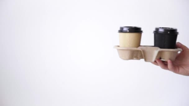 Рука дает человеку две бумажные чашки на вынос — стоковое видео