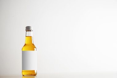 Şeffaf cam mühürlü şişe