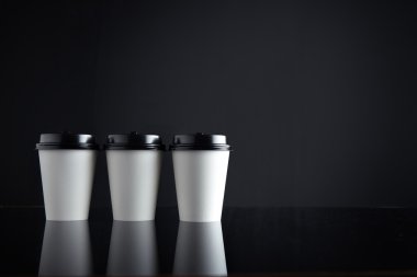 Beyaz karton kağıt bardak götürmek seti