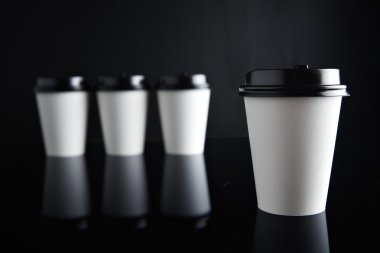 Bir odaklı kahve kağıt fincan diğerleri odaklanmamış götürmek