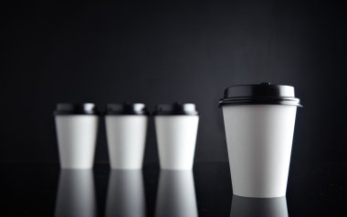 Bir odaklı kahve kağıdı fincan önde diğerleri odaklanmamış