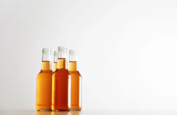 Botellas selladas con bebida refrescante dentro — Foto de Stock