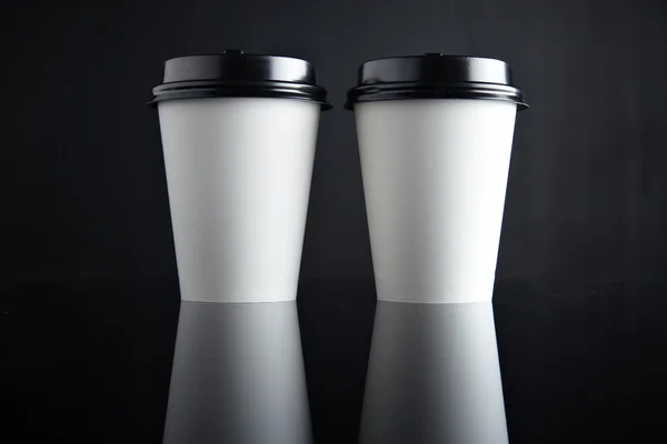 Két vegye el a fehér karton papír csészék — Stock Fotó