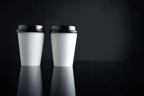 Dos vasos de papel de cartón blanco para llevar — Foto de Stock