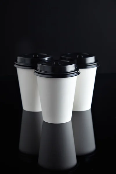 Take-Away witte koffie kartonnen papieren bekers — Stockfoto